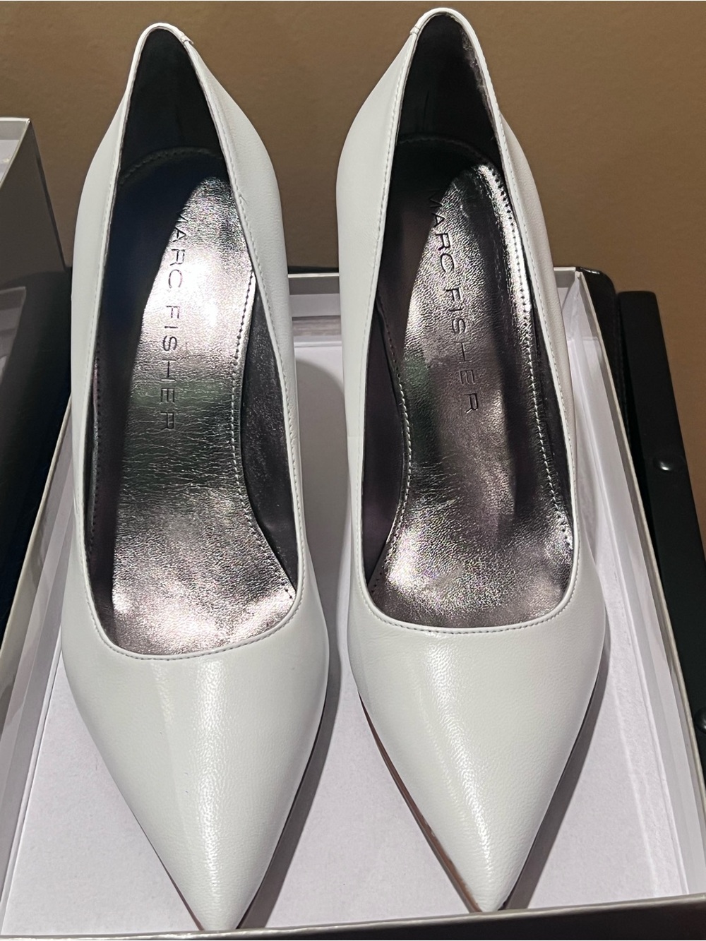 Marc Fisher White Leather Pointed Toe Pumps Size 9 NIB - Picture 3 of 7